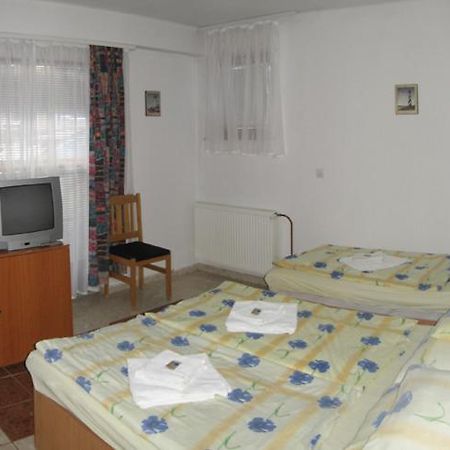 Nadix Panzio Bed and Breakfast Debrecen Habitación foto